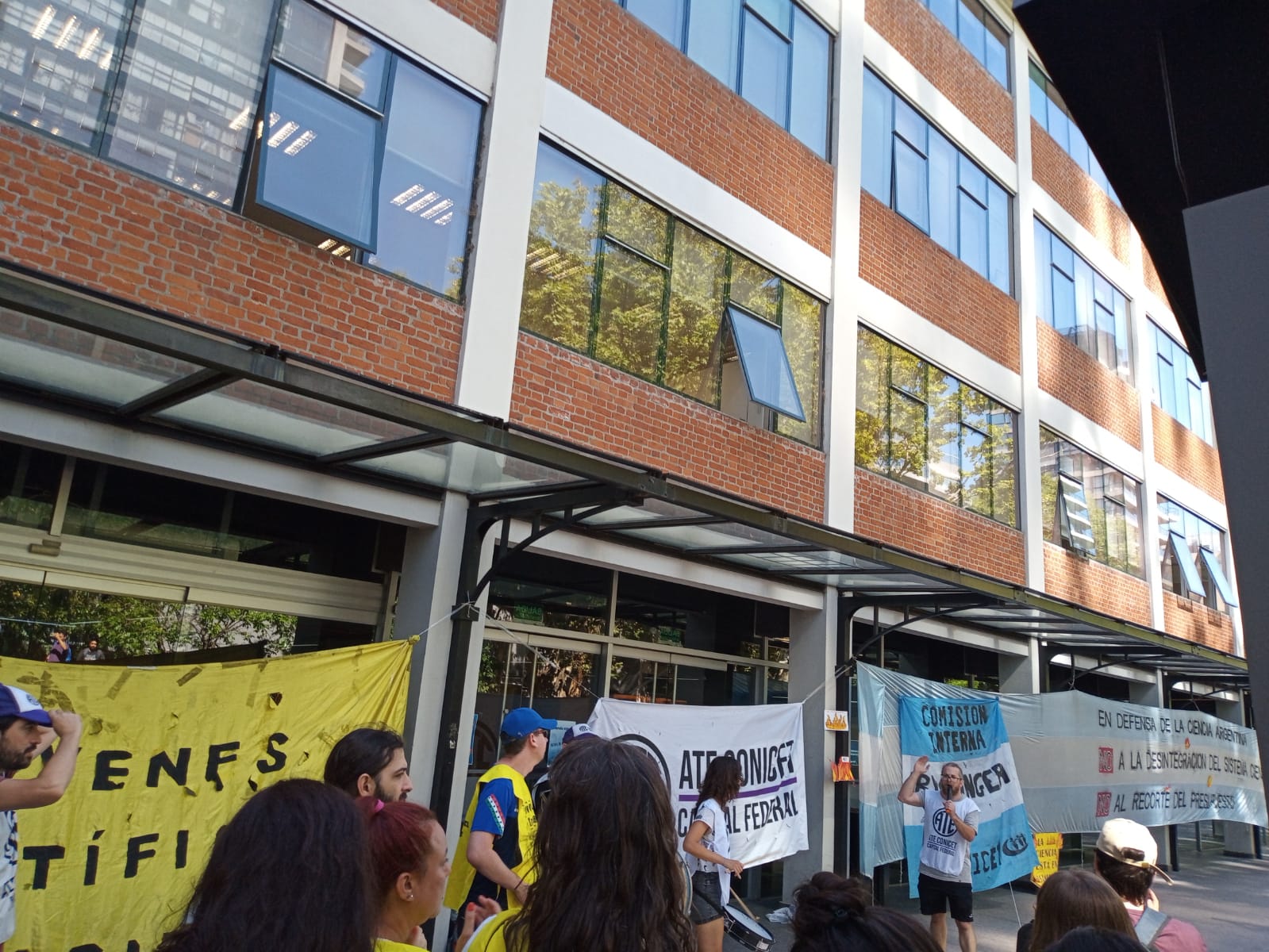 “Ciencia en llamas” Científicos en estado de lucha y movilización en contra del ajuste